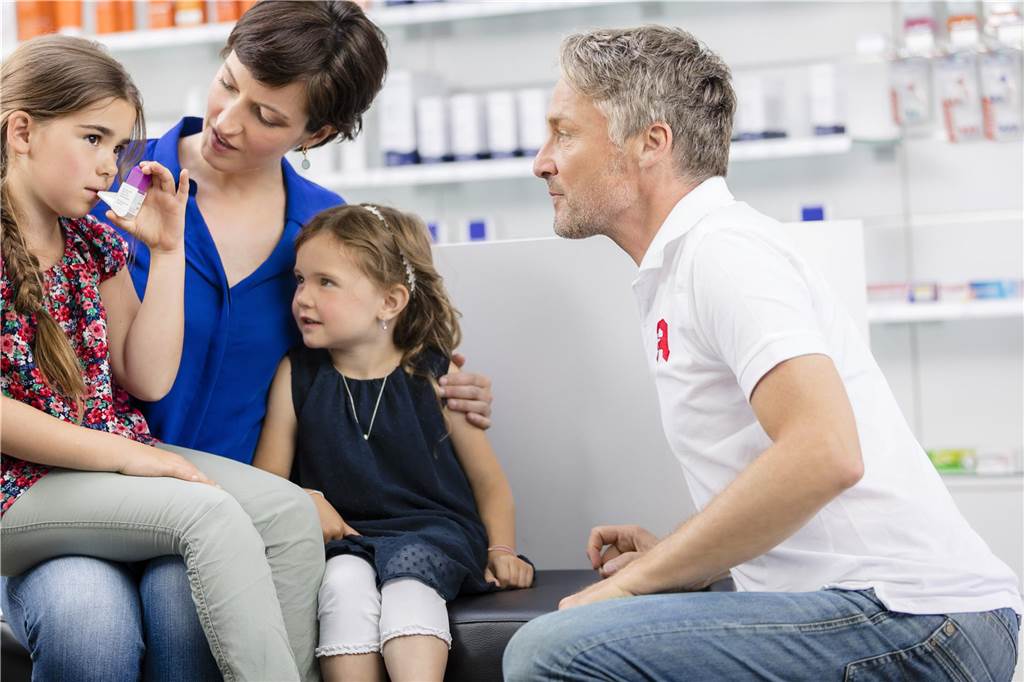 Patienten haben Anspruch auf fünf neue Dienstleistungen der Apotheken Ein Apotheker zeigt, wie ein Inhalator funktioniert.
