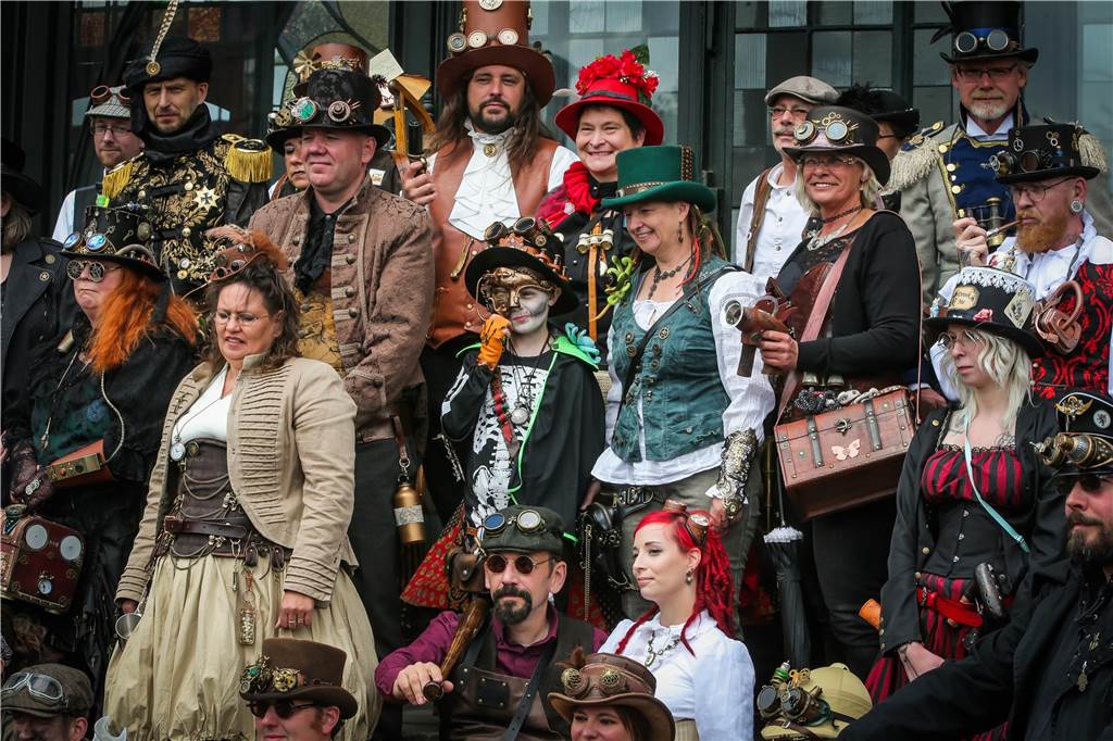 Steampunk, Artistik, Dampfmaschinen: Die Nostalgiekirmes in Bildern Auch die Besucher des „Once Upon a Time“ Festivals sind stilecht gekleidet.