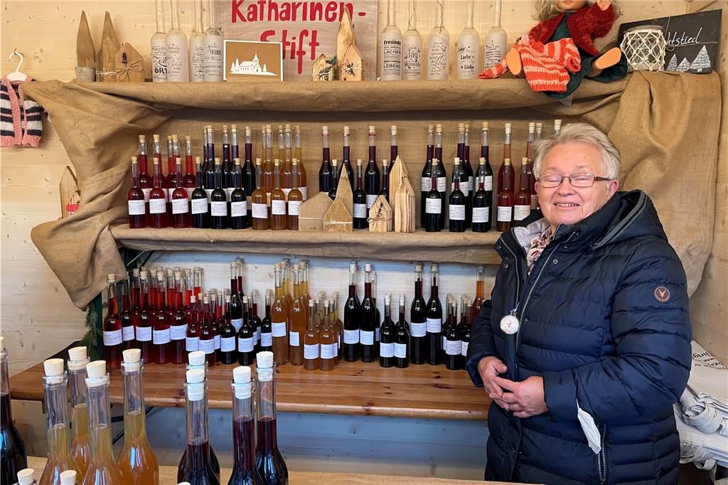Auch die Bewohner des Katharinen-Stifts bereichern den Markt mit Köstlichkeiten und Dekorationen. Der Bratapfelschnaps sei besonders beliebt. Diesen gibt es nicht nur als Likör, sondern auch als Marmelade und Gewürz.