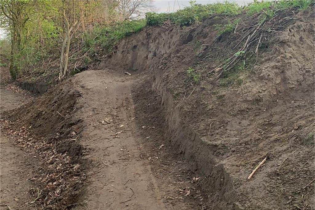 Hohlweg In der Borg: Unbekannte richten schweren Schaden an Auch die Böschung des Hohlwegs wurde zerstört.