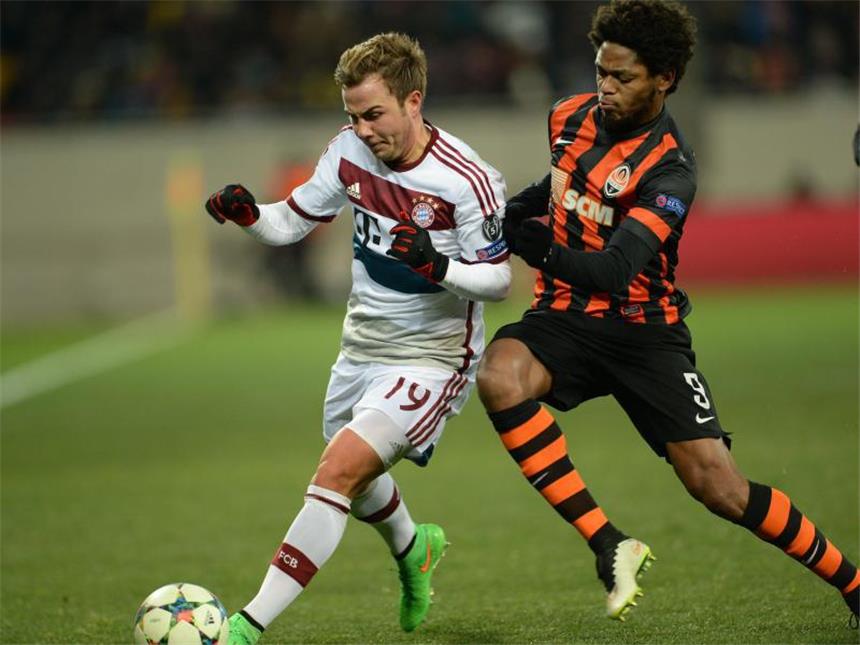 Zehn Bayern erhalten sich mit 0:0 Viertelfinal-Chance Auch die Brasilianer wie Luiz Adriano gehen im Zweikampf engagiert zur Sache. Foto: Andreas Gebert