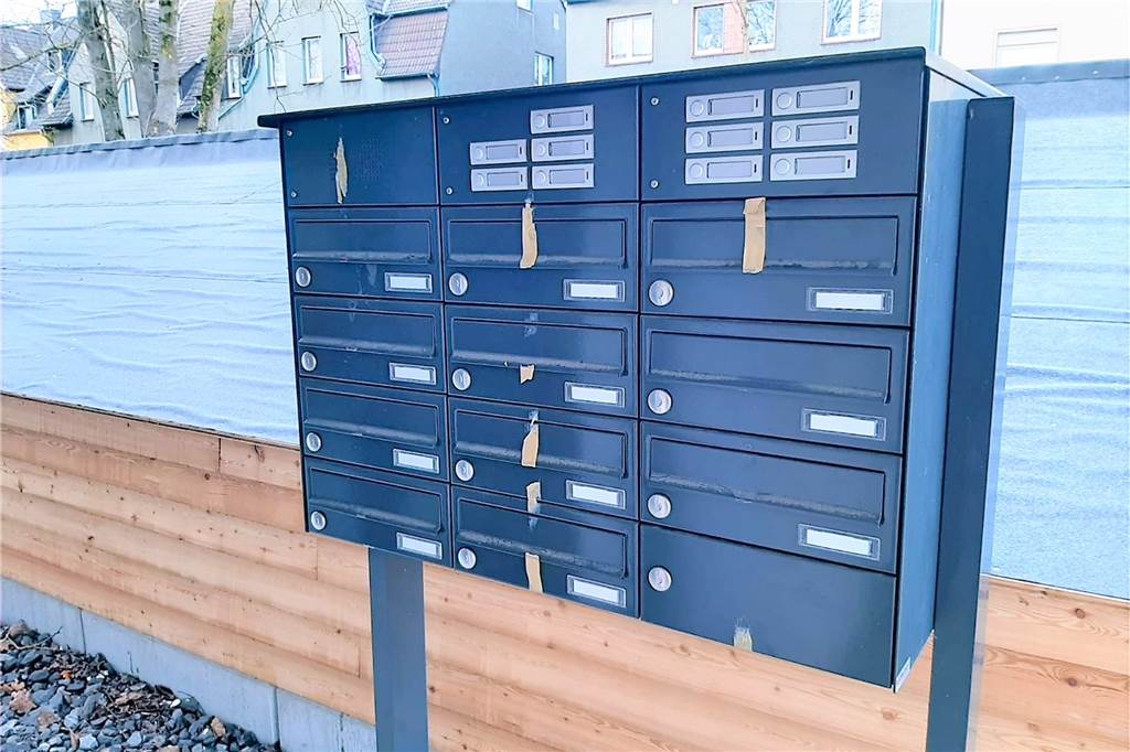 Wilde Spekulationen um 92 neue Sozialwohnungen in Dortmund: Warum zieht hier keiner ein? Auch die Briefkästen beweisen: Hier ist noch niemand eingezogen.
