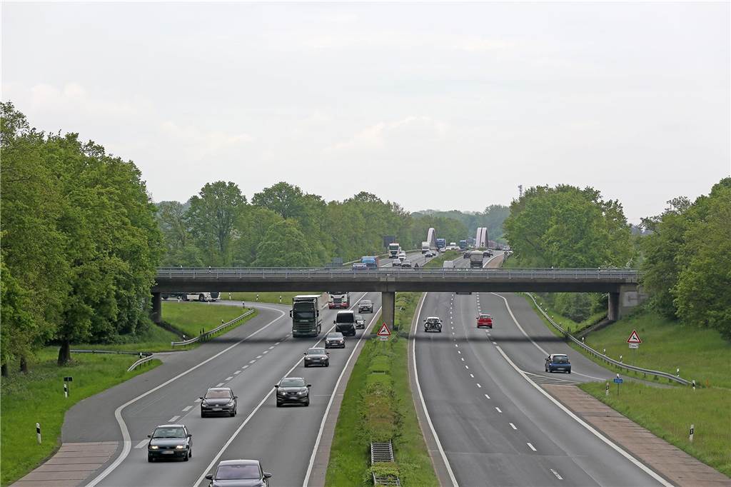 Ausbau der A1: Alle Brücken über die Autobahn müssen neu gebaut werden Die Brücke Ostenhellweg/Dortmunder Straße über die A1 an der Auffahrt Hamm-Bergkamen.