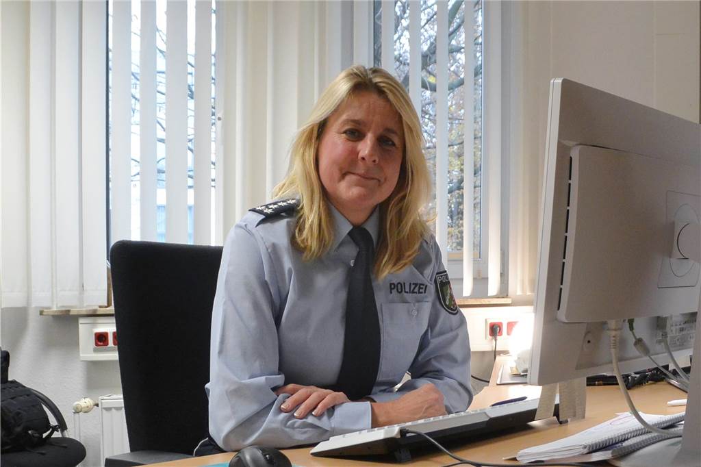 Polizei-Chefin Sonja Wundrock ist Expertin in Sachen Neuanfang Auch die Büroarbeit gehört in den Alltag von Sonja Wundrock. Vor allem knüpft sie aber gerne Kontakte mit Kollegen und Schwertern.