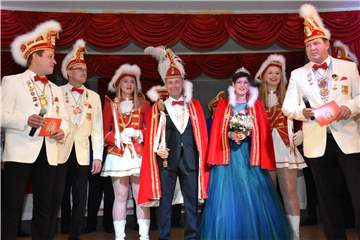 Auch die Burggeister aus der Feste Ottenstein haben am Wochenende das Geheimnis um ihre Prinzenpaare gelüftet.