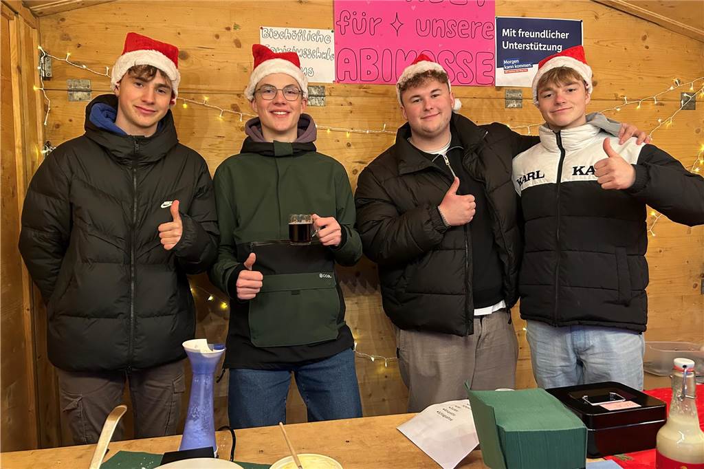 Auch die Canisius-Schule war mit einer eigenen Hütte vertreten, wo sie Heißgetränke und Eierlikör verkauften. 