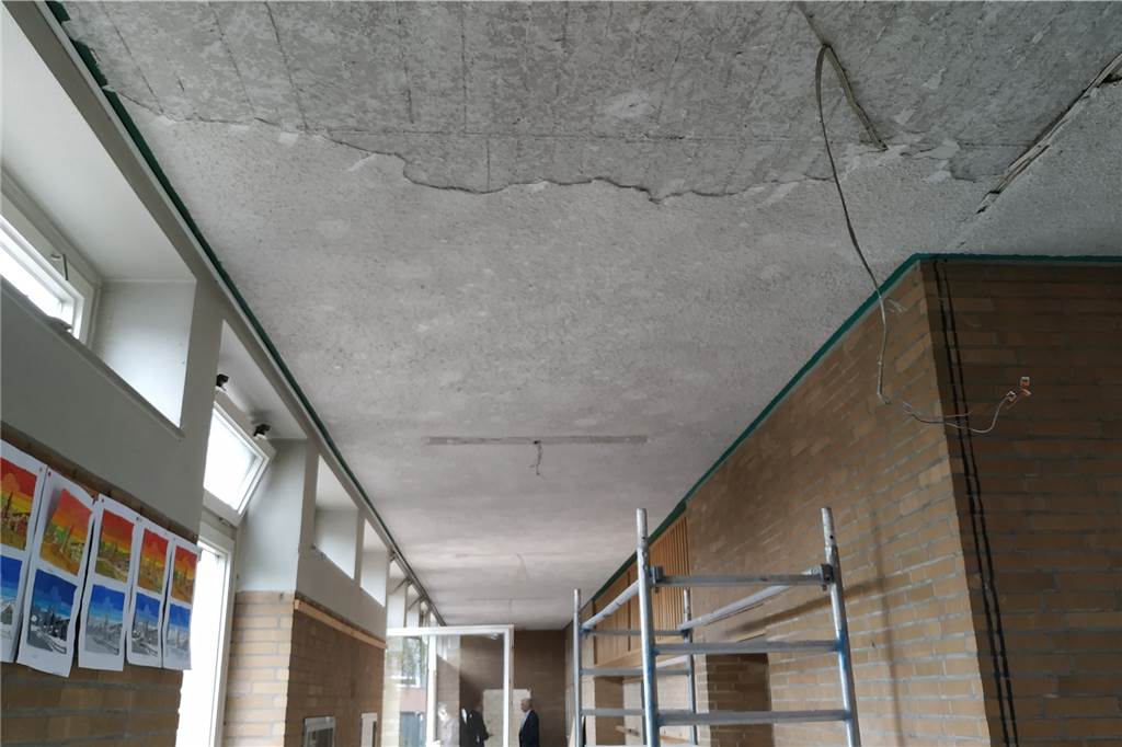 Neuer Fluchtweg: Stadt Olfen saniert Gesamtschul-Teil für halbe Million Auch die Decke in den Fluren wird erneuert. Der alte Spritzbeton kommt runter. Die Klinker an den Wänden wird gereinigt und bleibt. So soll die alte Architektur erhalten bleiben.
