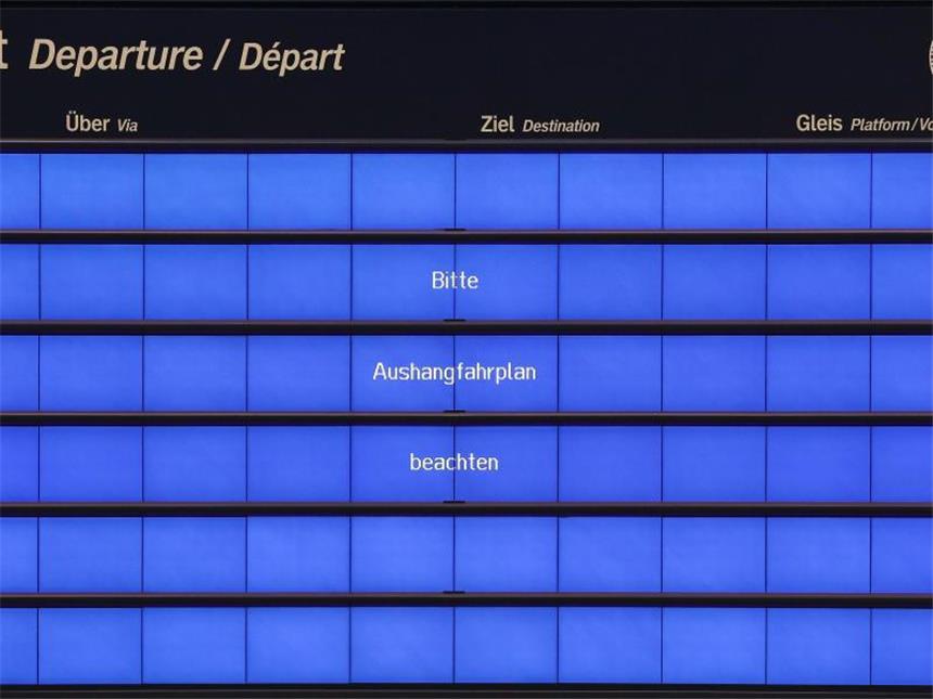 Politik und Wirtschaft sorgen sich um Cyber-Sicherheit Auch die Deutsche Bahn war ein Opfer des "WannaCry"-Angriffes, der hunderttausende Computer in mehr als 150 Ländern mit dem Betriebssystem Windows infizierte. Foto: Jan Woitas