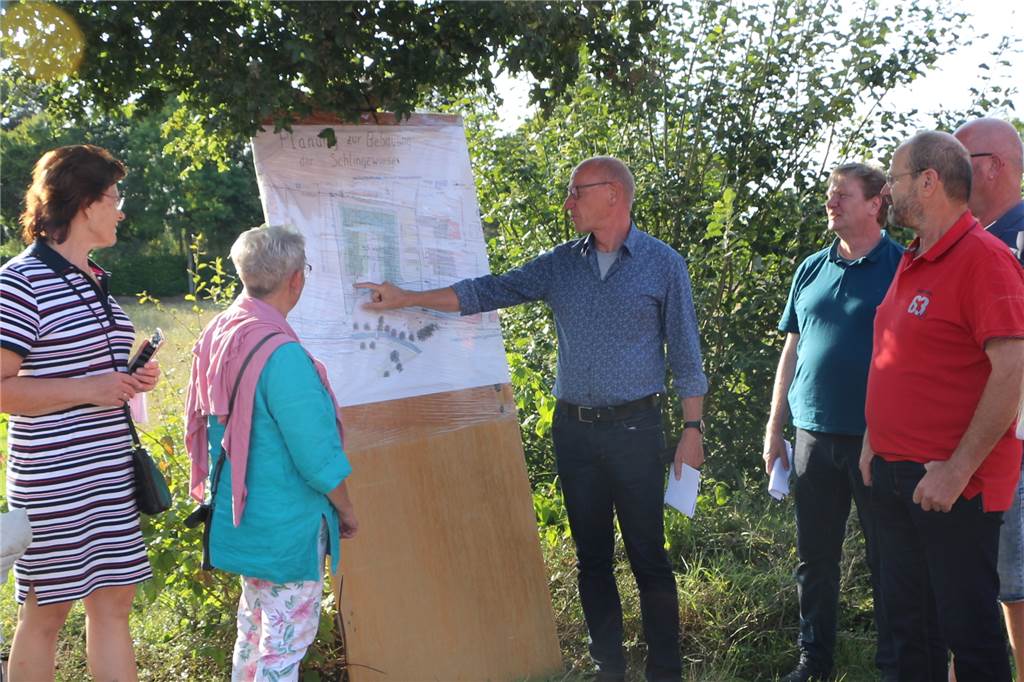 Bürgermeister zur Schlingewiese: Wir haben nicht mit Begeisterung der Anlieger gerechnet Auch die direkt betroffenen Anwohner von der Winterswyker Straße um Egbert Wewers (4.v.l.) wurden während der Ratssitzung mit konkreteren Informationen versorgt. Mangelnde Transparenz und Bürgerbeteiligung im Prozess wurden vielfach beklagt.