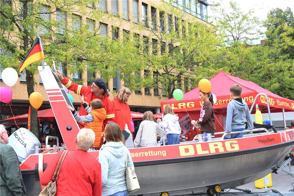 Hilfsorganisationen warben in Lünen spektakulär für ihre wichtige Arbeit Auch die DLRG war vor Ort, um sich und ihre Arbeit vorzustellen.