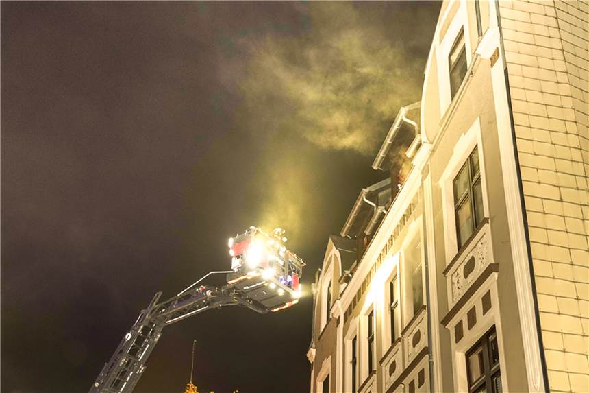 Wieder brennt es im Westen: Feuerwehr rettet Bewohner über die Drehleiter Auch die Drehleiter kam beim Feuerwehr-Einsatz in Lütgendortmund zum Einsatz. Das Feuer riss die Bewohner gegen 1 Uhr aus dem Schlaf.