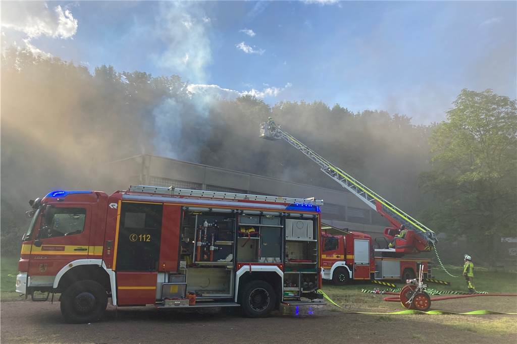 Video vom Feuer in Lünen-Wethmar: So sieht der Einsatzleiter die Lage Auch die Drehleiter war bei den Löscharbeiten in Lünen-Wethmar im Einsatz.