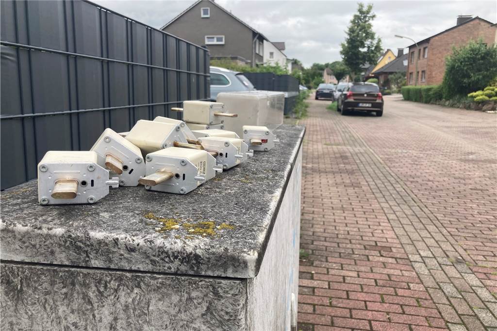 Haftung: Anwalt aus Lünen klagt nach Hochwasser gegen die RAG Auch die Elektrik in den Verteilerkästen auf den Straßen in Niederaden war nach dem Unwetter im Juli nicht mehr zu retten.