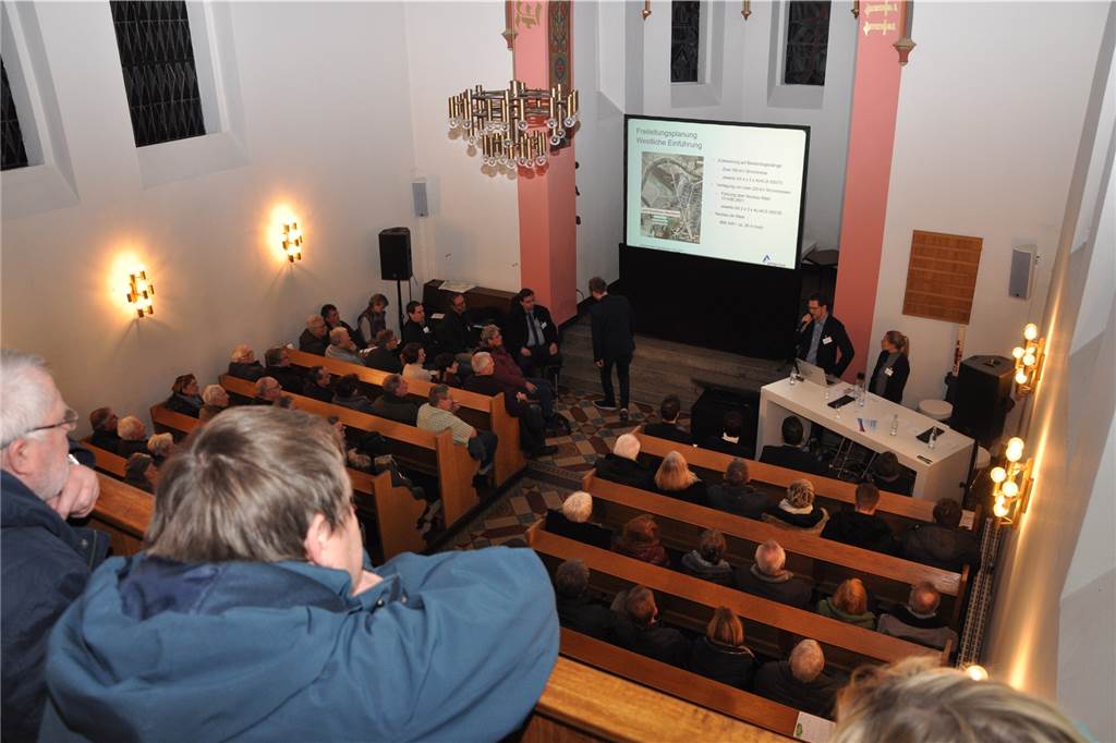 Hitziger Info-Abend zwischen Amprion und den Pöppinghausern endet halbwegs versöhnlich Auch die Empore in der Pöppinghauser Kirche war komplett besetzt. Viele Bürger erwischten nur noch einen Stehplatz im Eingangsbereich.