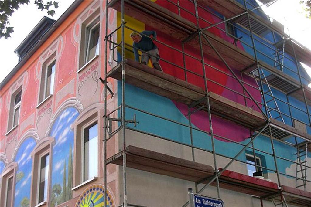 Ein Kunstwerk von Igor Jablunowskij: Das steckt hinter der bunten Fassade Am Richterbusch, neue Fassade, Kunstatelier