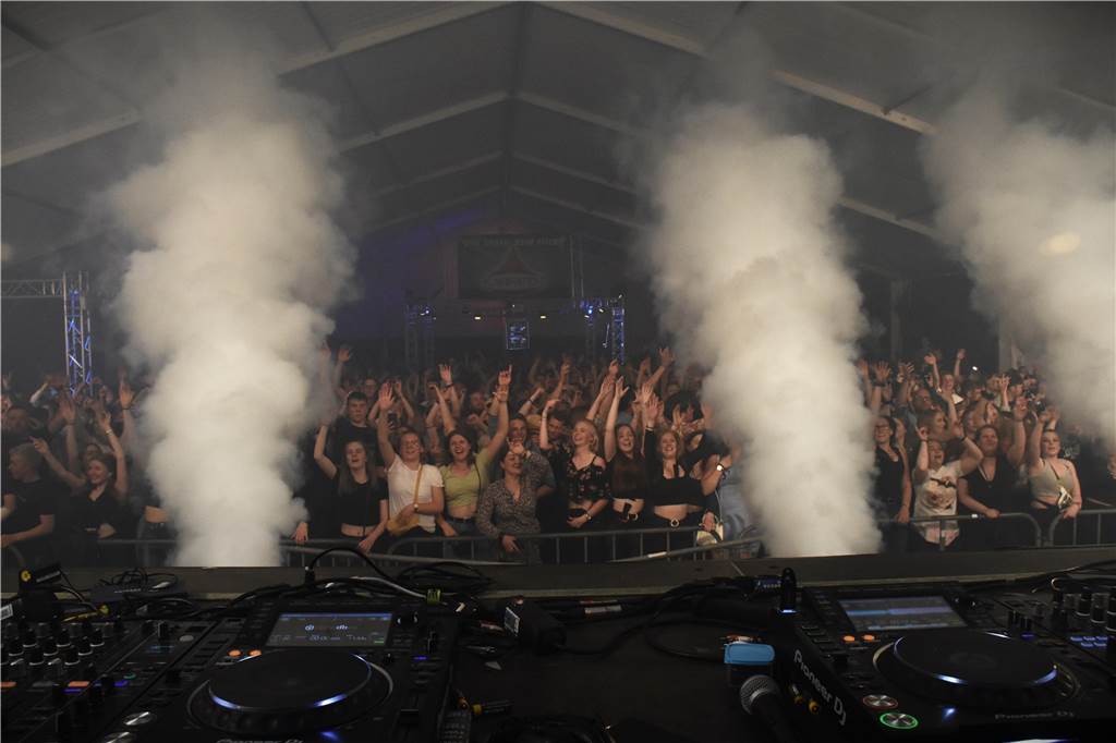 Auch die Festival Stage ist am Ende des Abends überfüllt und zusammen mit DJ Scheffwell feiern alle mit.