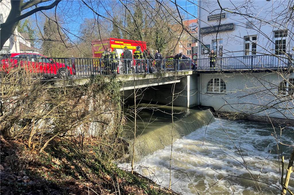 Werner (59) fällt in eisigen Hornebach: Polizei sucht fieberhaft nach dem Vermissten Auch die Feuerwehr war vor Ort.