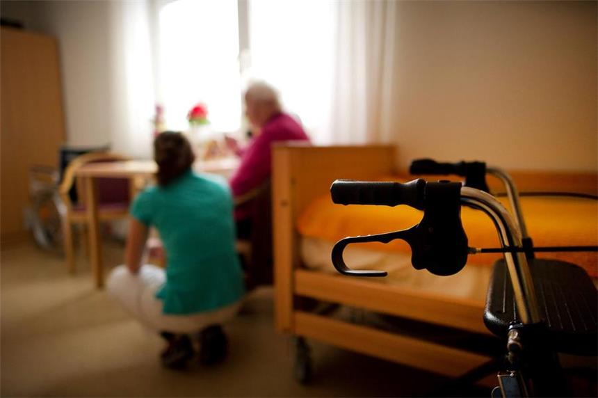 Für wen sich Pflegezusatzversicherungen lohnen Auch die Frage, wo man bei Pflegebedürftigkeit leben möchte, spielt bei der Wahl einer Zusatzversicherung eine wichtige Rolle.