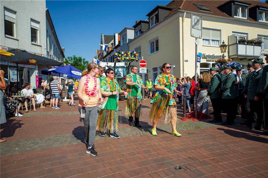 Die Frauen der Füllhornträger in bunten Gewändern