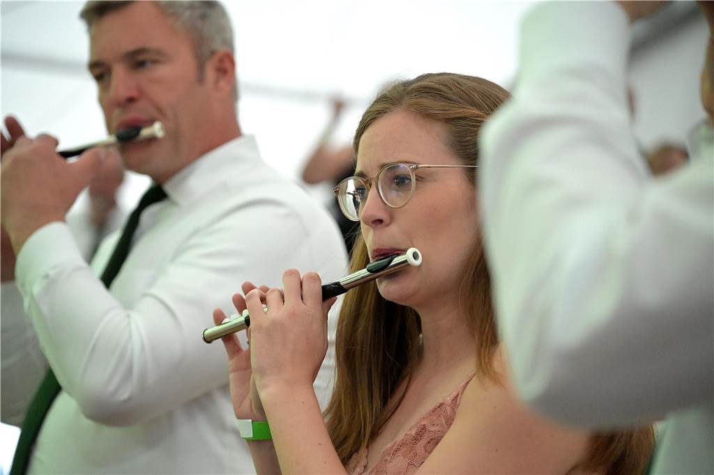 Eine Frau spielt mit der Mundharmonika. 