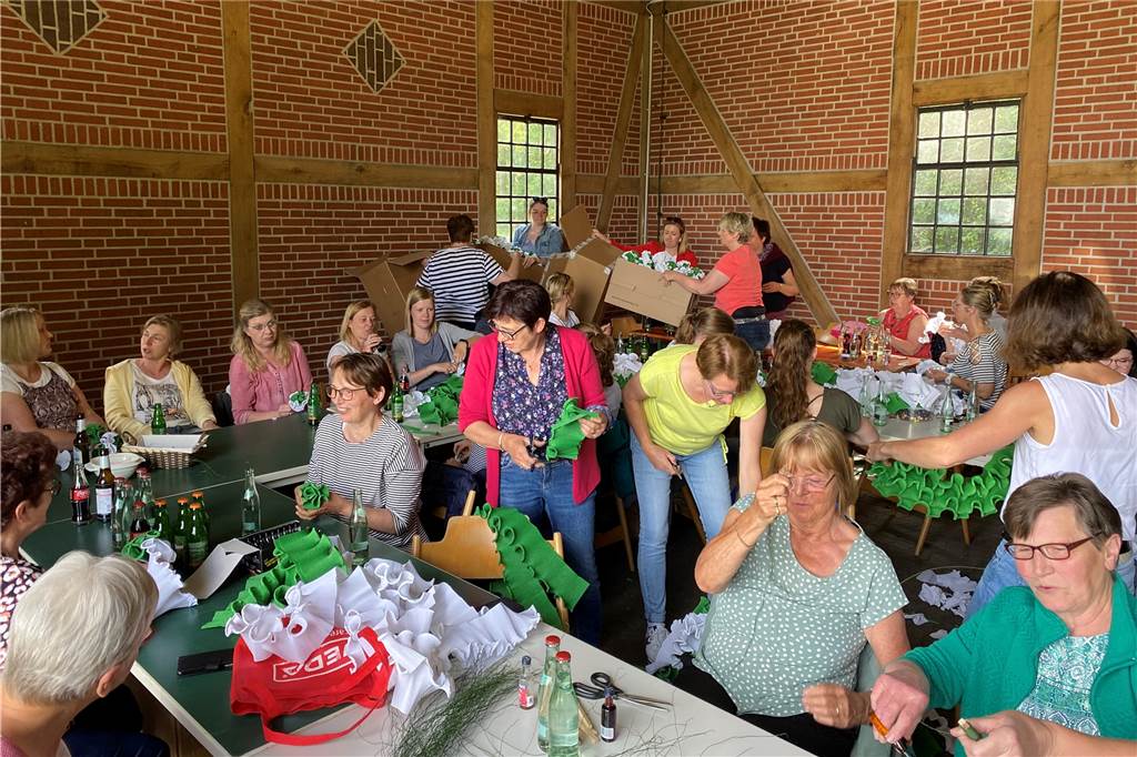 175 Jahre Schützenverein Averbeck: Kaiserehre wird neu ausgeschossen Auch die Frauen haben sich in die Vorbereitung eingebracht und die Rosen für die Bögen gedreht.