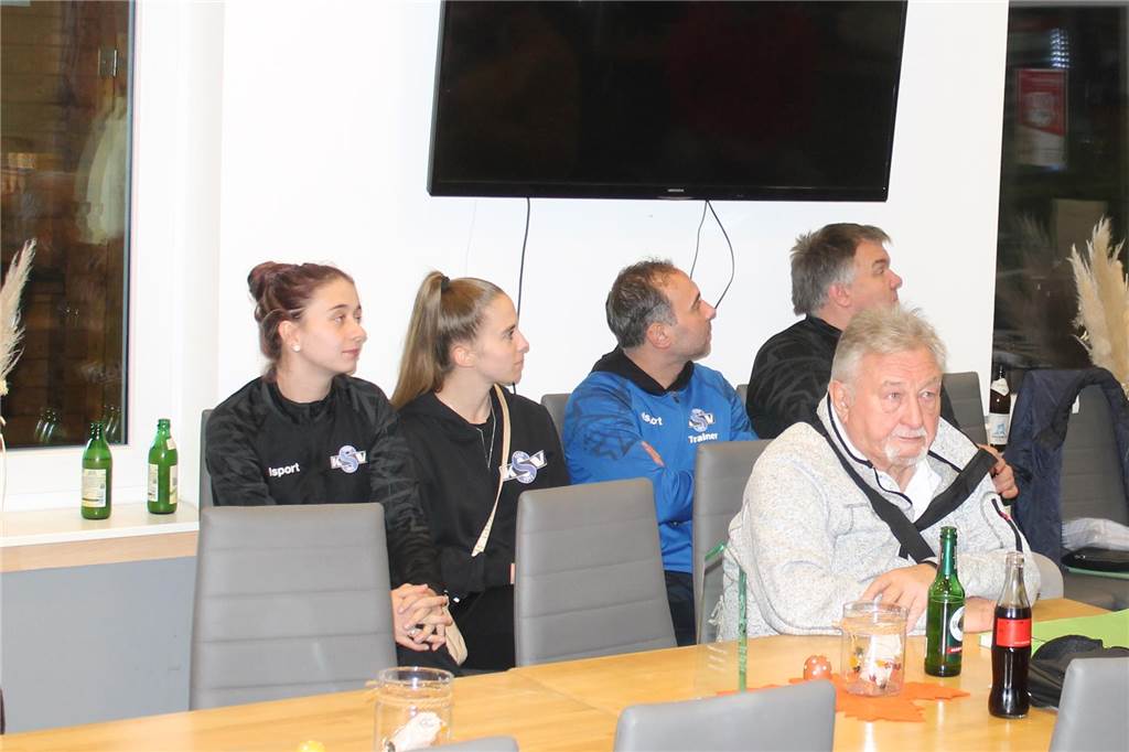 Auch die Frauen vom Königsborner SV waren bei der Auslosung zu Gast.