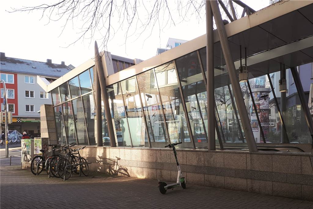 In der Dortmunder Innenstadt sollen mehr Sitzbänke stehen – die Standortsuche beginnt Auch die Freifläche vor dem Abgang zur U-Bahnstation Saarlandstraße bietet sich nach Meinung von Marie Wolf als Bank-Standort an.