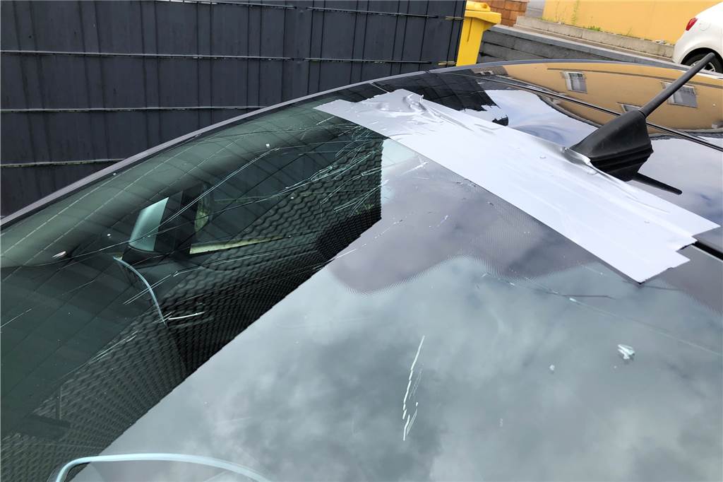 Schock am Esstisch: Blitzeinschlag in Dach beendete spätes Frühstück Auch die Frontscheibe von Cansel Cakis Auto ist zersprungen, weil Dachziegel daraufgefallen waren