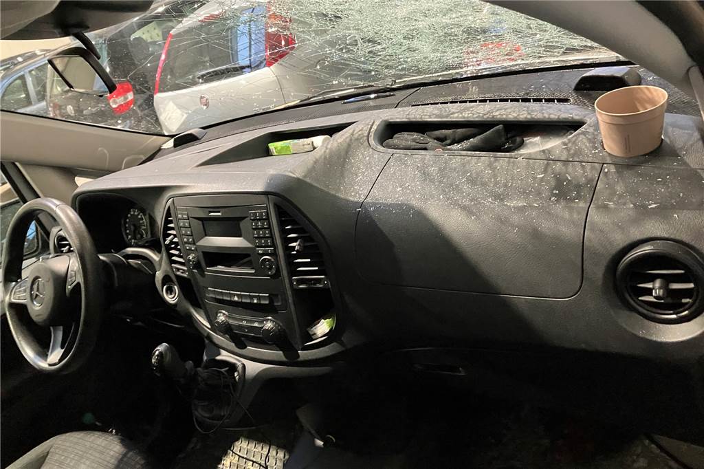 Auto der Stadt Lünen im Parkhaus zerstört: Zeugen gesucht Auch die Frontscheibe wurden durch unbekannte Täter zerstört.