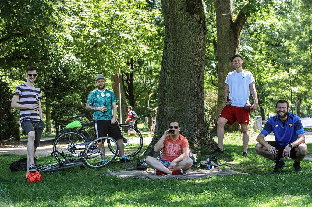 Picknick, Rad- und Bootfahren – die Dortmunder zog’s am Vatertag ins Grüne Auch die für den Vatertag typischen Männergruppen waren unterwegs. Doch selbst dort hielten die meisten den Sicherheitsabstand ein.