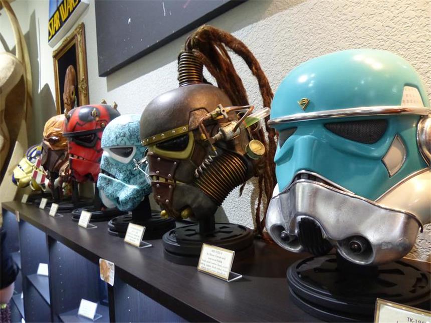 Riesige "Star Wars"-Sammlung im Hühnerstall Auch die ganze Vielfalt der Stormtrooper-Helme findet sich in der Ausstellung - natürlich sorgfältig etikettiert.