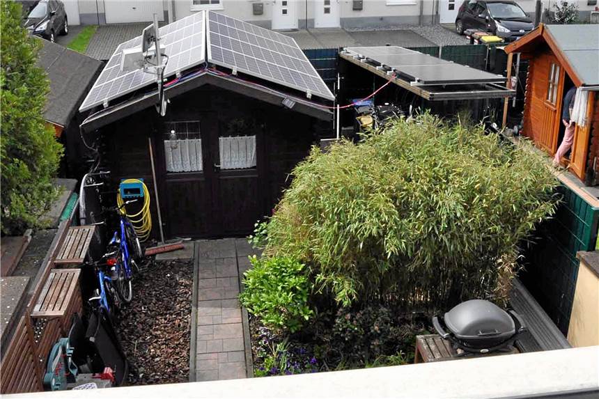 Markus Lieder hat sein Reihenhaus zum Sonnenkraftwerk umgebaut Auch die Gartenhütte und der Fahrradunterstand sind im Lieder-Garten mit Solarpanelen bestückt. Und auf der Terrasse steht noch eine mobile PV-Anlage.