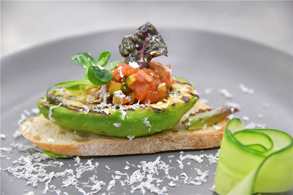 Kochen ohne Strom: Nordkirchener Koch gibt ambitionierte Tipps fürs Kochen im Notfall Auch die gegrillte Avocado ist in der Nordkirchener Schlossküche ohne Strom entstanden.