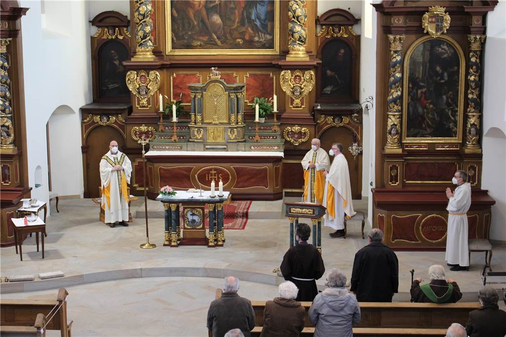 Wiedereröffnung der Kapuzinerkirche: Eucharistiefeier mit Besuch aus Koblenz Auch die Geistlichen trugen während der Messe Masken und hielten genug Abstand zueinander.
