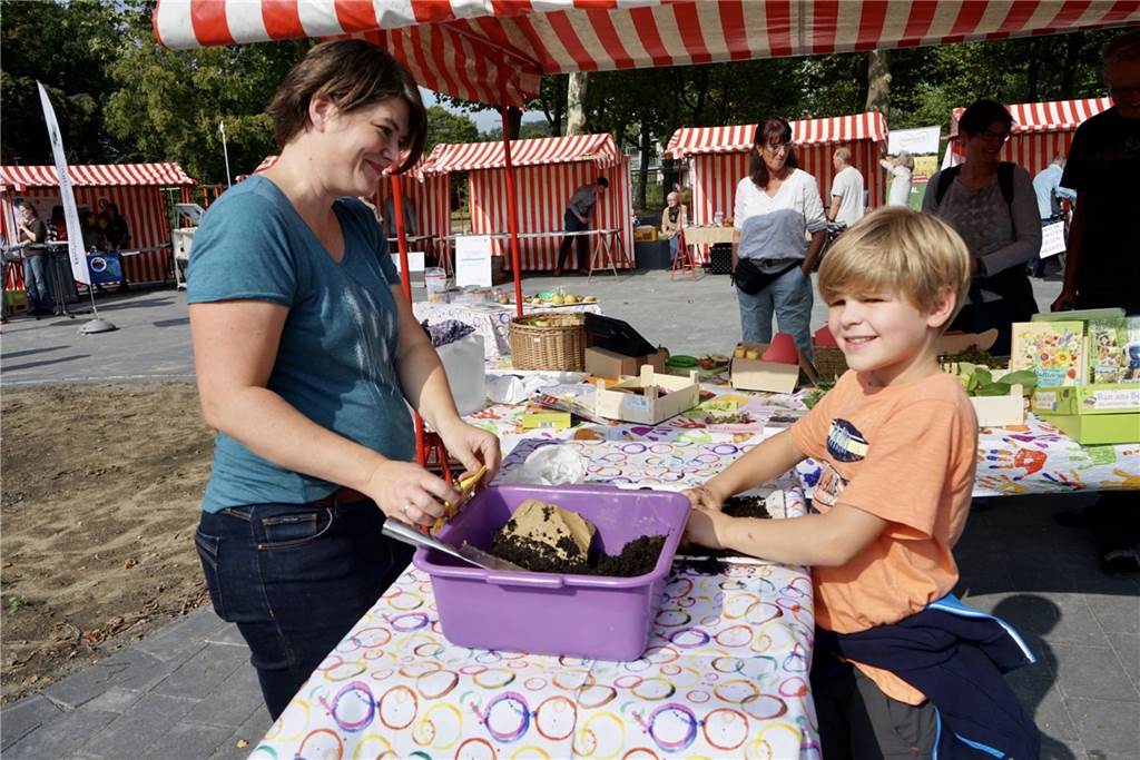 Umweltmesse feierte im Bürgerpark in Dorsten erfolgreich Premiere Auch die Gesamtschule Wulfen, hier mit Lehrerin Katlen Schwane, war mit einem Umwelt-Projekt vertreten.