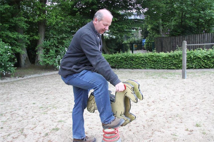 Spielplätze in Olfen werden regelmäßig kontolliert Auch die Hüpftiere müssen kontrolliert werden, ob zum Beispiel die Federn noch genug Spannung haben.