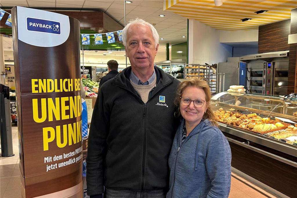 Manfred und Silvia Kutsche vor der Bäckerei im Markt