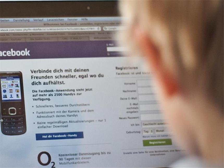 Auch die intensive Nutzung von sozialen Netzwerken kann zur Internetsucht führen. Jetzt ist eine Online-Ambulanz gegründet worden, um Betroffene und Angehörigen zu helfen. Foto: Jens Wolf
