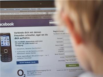 Auch die intensive Nutzung von sozialen Netzwerken kann zur Internetsucht führen. Jetzt ist eine Online-Ambulanz gegründet worden, um Betroffene und Angehörigen zu helfen. Foto: Jens Wolf