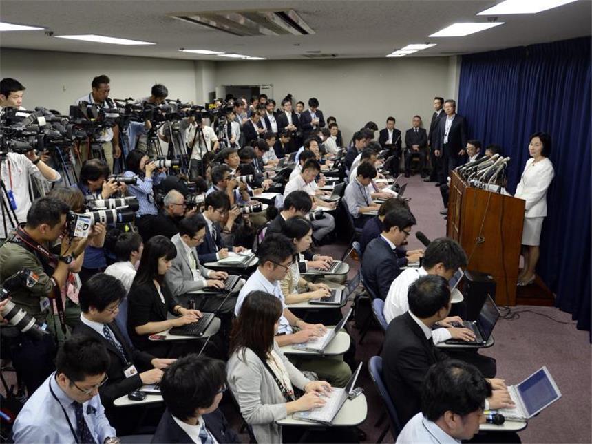 Skandale erschüttern Japans Regierung: Rücktritte Auch die japanische Justizministerin Midori Matsushima wird illegaler Wählergeschenke beschuldigt - in Form von Papierfächern. Foto: Franck Robichon