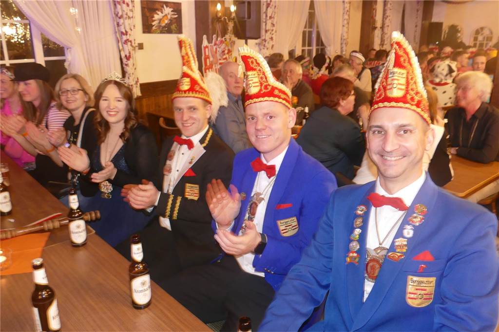 Großartige Stimmung beim Graeser Kolping-Büttabend Menschen in Kostümen sitzen an einem Tisch