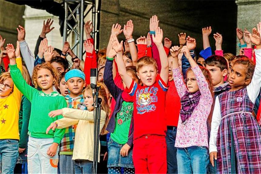 Das ganze Revier singt und stellt einen Weltrekord auf Auch die Jüngsten machten beim "Day of Song" mit - wie hier in Bochum.
