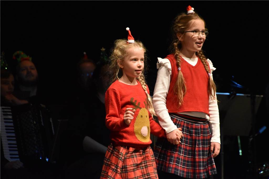 Christmas-Show: Musikschule begeistert das Publikum im Theater zwei Mädchen auf einer Bühne