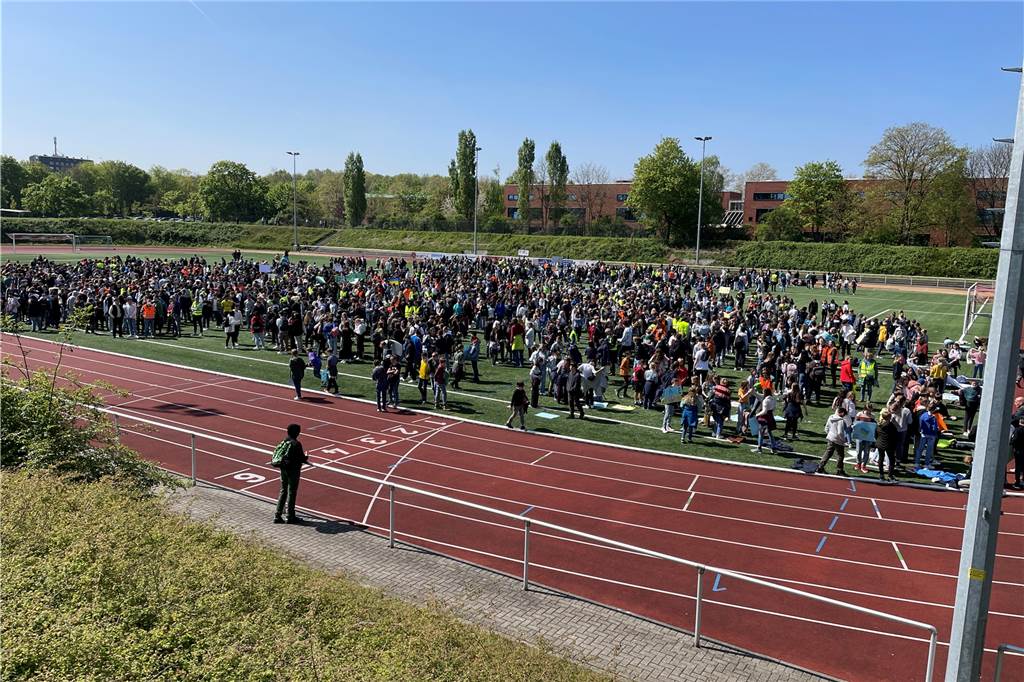 Über 2000 Schülerinnen und Schüler von Adalbert-Stifter-Gymnasium, Ernst-Barlach-Gymnasium, Fridtjof-Nansen-Realschule, Willy-Brandt-Gesamtschule, der neuen Gesamtschule Ickern und Sekundarschule Süd wanderten zum Stadion an der Bahnhofstraße und setzten mit dieser Aktion ein Zeichen für den Frieden.