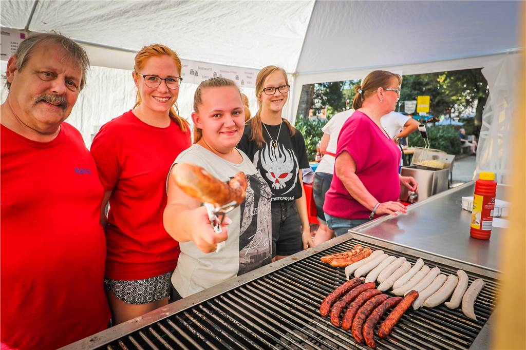 So engagieren sich die Ehrenamtlichen auf dem Michaelisfest in Mengede Auch die Karnevalsgesellschaft Blau-Rot Mengede hat sich mit einem Stand am Michaelisfest beteiligt.