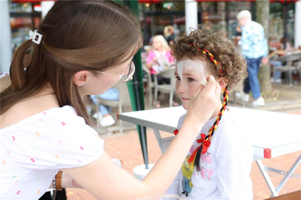 Buntes Kulturfest lockt zahlreiche Besucher auf den Lüner Marktplatz Auch die Kinder kamen bei Torwandschießen und Schminken auf ihre Kosten.