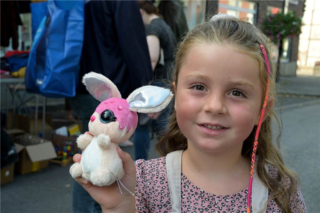 Mit Videos und Fotos: So läuft der Flohmarkt in der Werner Innenstadt Die Fünfjährige Mayla hält einen Plüschhasen in die Kamera.