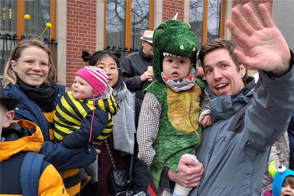 Rosenmontagszug 2023 in Dorsten: Die Narren sind zurück Auch die Kleinsten waren schon verkleidet beim Zug dabei.