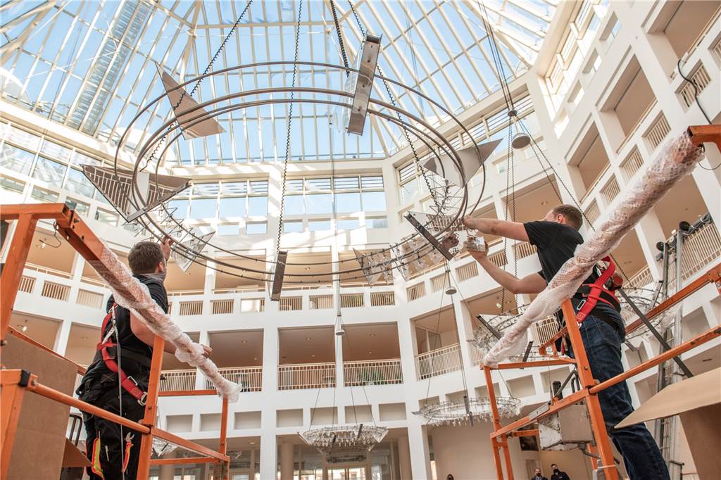 Umzug für Rathaus-Sanierung läuft - Kosten sind erneut gestiegen Auch die Kronleuchter in der Bürgerhalle wurden fachgerecht demontiert und abgenommen.