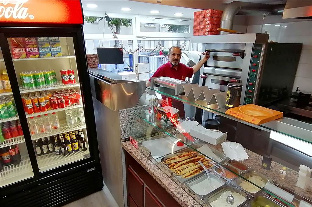 Im Monat 1500 statt 750 Euro: Dortmunder Döner-Bude kämpft ums Überleben Auch die Kühlgeräter sind Energiefresser. Deswegen hat Hasan Güler in der Kühltheke das Licht ausgeschaltet - eine kleine Sparmaßnahme.